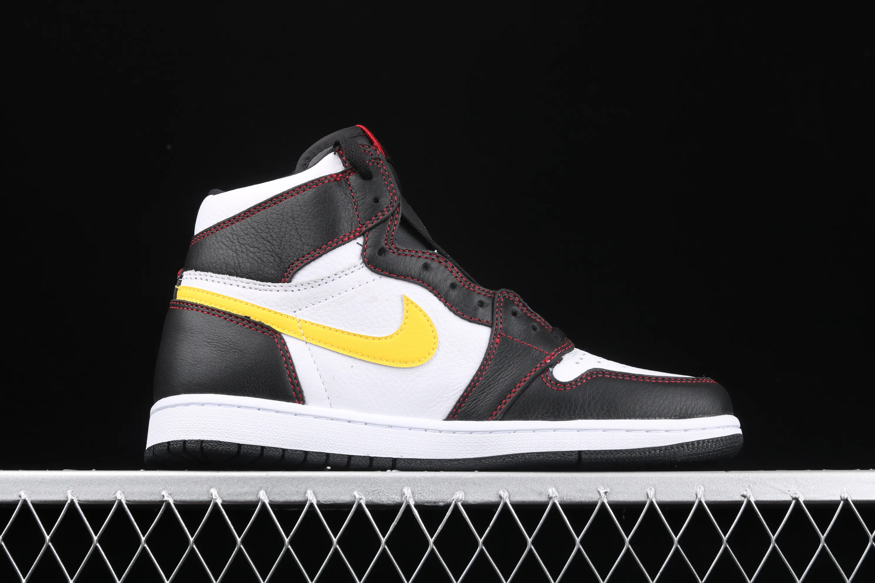 All categories Air Jordan Jordan series basketball shoes Air Jordan 1 High Air Jordan 1 "Dynamic Yellow" AJ1 black and white contrast stitching hook basketball shoes CD6579-071